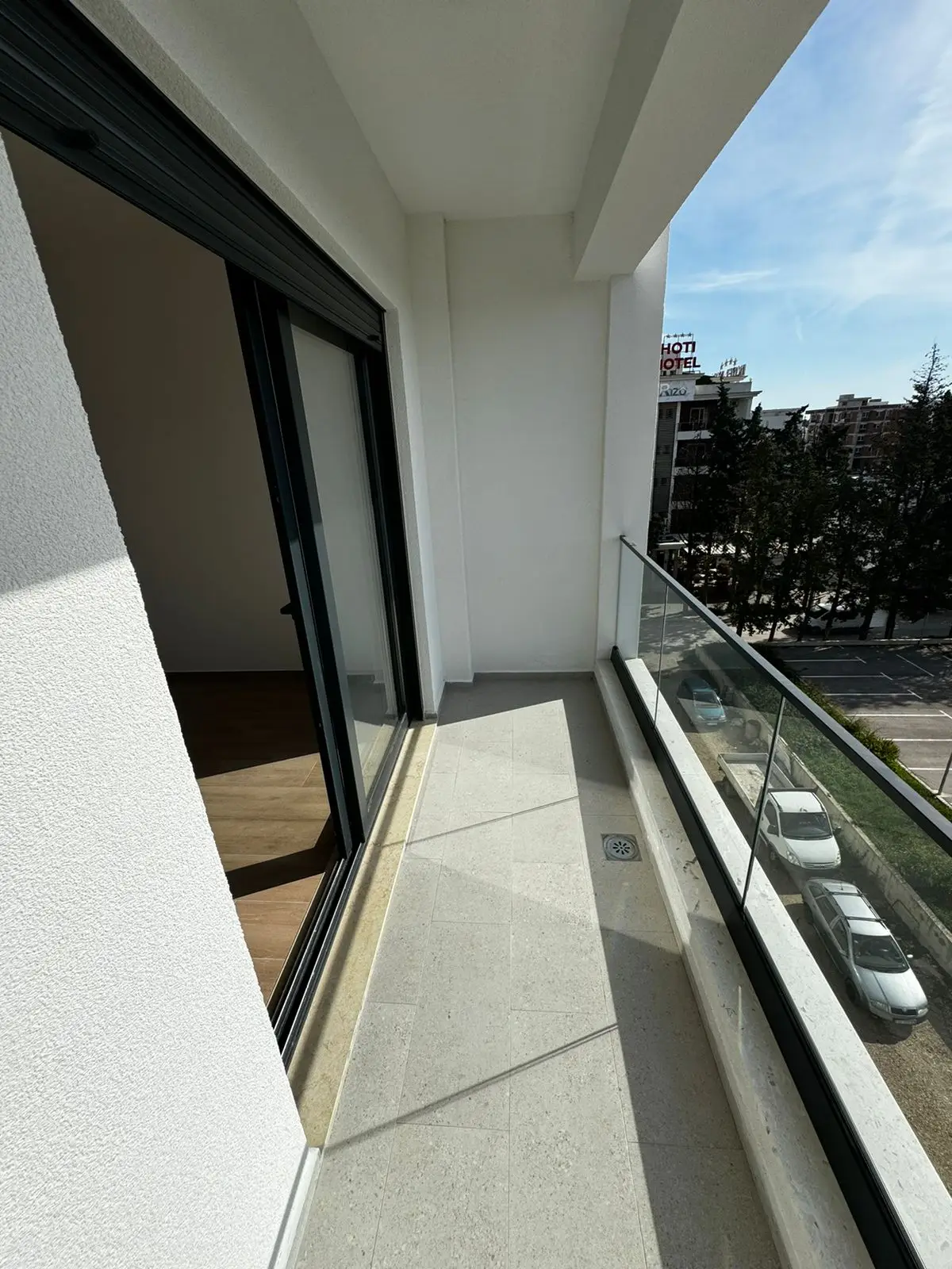 Modern balcony in Ulcinj with glass railings and tile floors, ideal investment. Exclusive at immobilien.ekosphere.me by Ekosphere doo.
