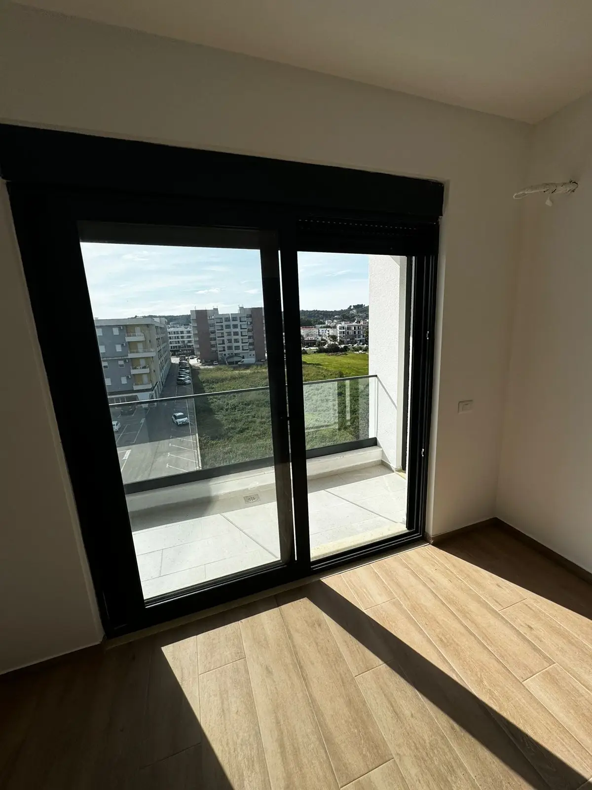 Spacious Ulcinj apartment: sunlit balcony, modern views, premium flooring&mdash;exclusive with immobilien.ekosphere.me by ekosphere doo.