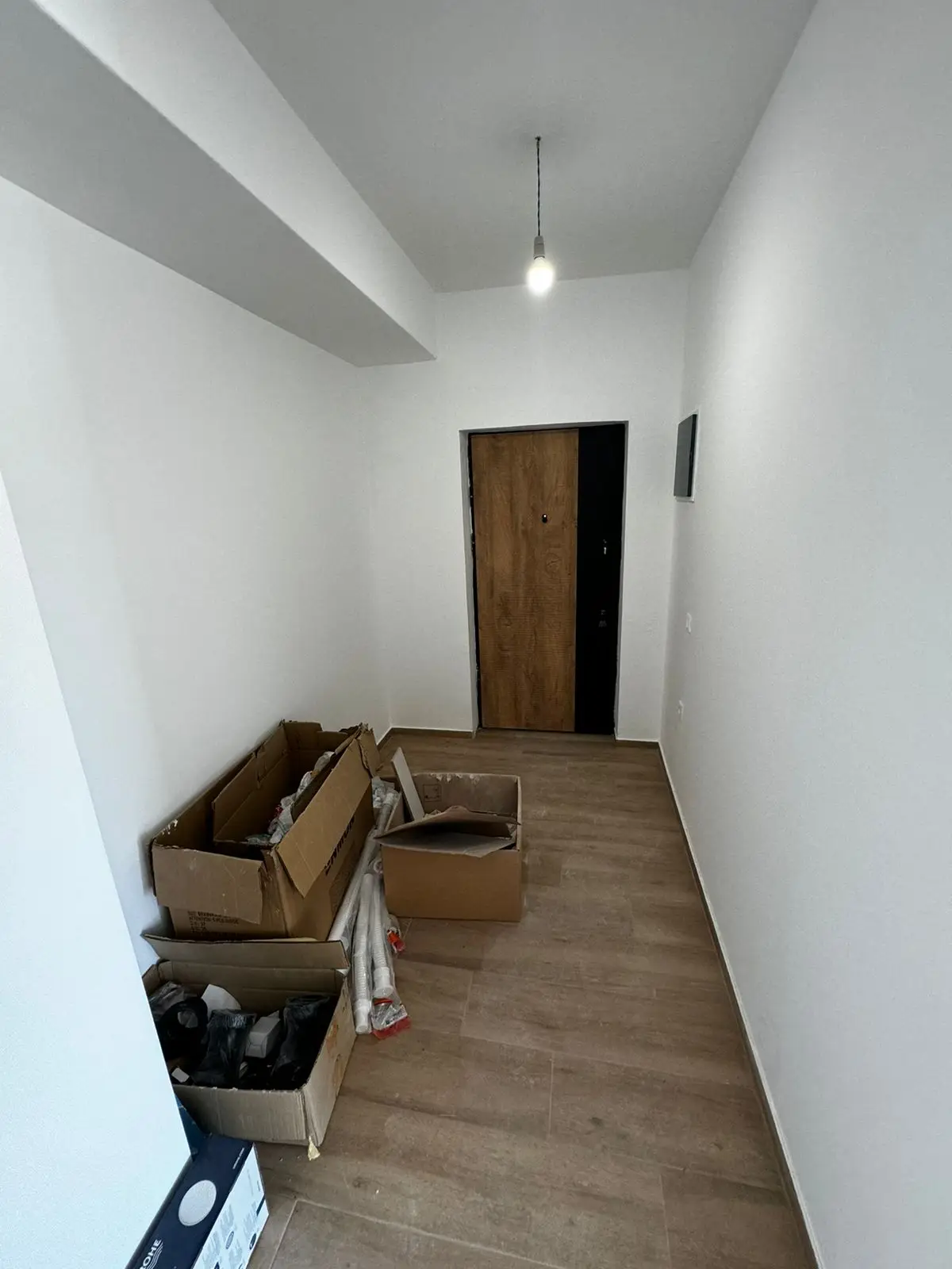 Modern hallway with white walls, wood floors, overhead lighting&mdash;prime investment in Ulcinj. Exclusive at immobilien.ekosphere.me by ekosphere doo.