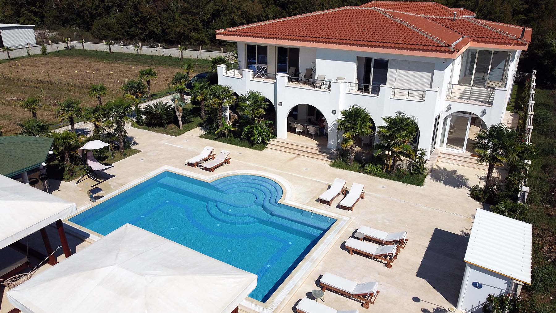 Luxuri&ouml;se moderne Villa in Ulcinj, Montenegro mit Pool, Palmen und Cabanas - exklusives Angebot auf immobilien.ekosphere.me von ekosphere doo.