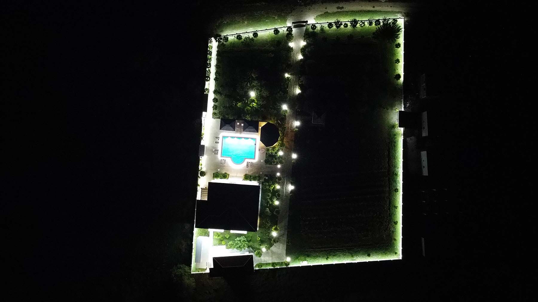 Premium illuminated estate in Ulcinj, Montenegro&mdash;house, pool, landscaped grounds. Exclusive on immobilien.ekosphere.me by Ekosphere doo.