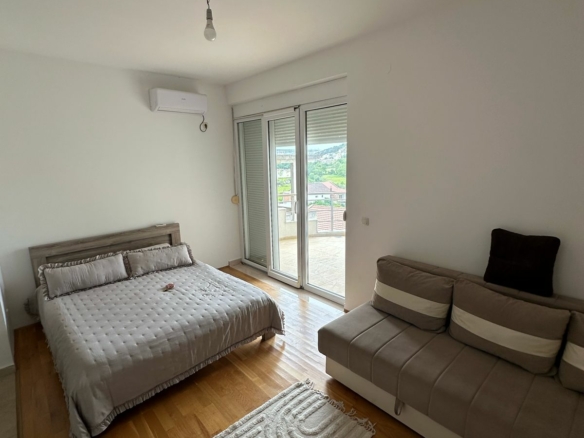 Stilvolles Ulcinj Montenegro Schlafzimmer mit Balkon, Glast&uuml;ren, AC, Holzb&ouml;den. Erstklassige Investition &uuml;ber immobilien.ekosphere.me von ekosphere doo. 