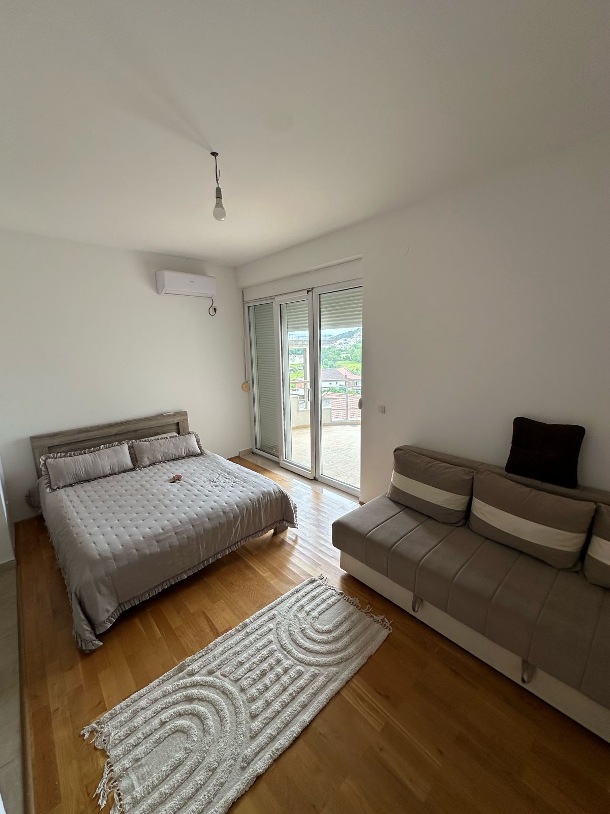 Stilvolles Ulcinj Montenegro Schlafzimmer mit Balkon, Glastüren, AC, Holzböden. Erstklassige Investition über immobilien.ekosphere.me von ekosphere doo. Stilvolles Ulcinj Montenegro Schlafzimmer mit Balkon, Glastüren, AC, Holzböden. Erstklassige Investition über immobilien.ekosphere.me von ekosphere doo.