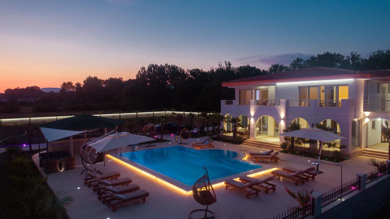 Stunning modern villa in Ulcinj, Montenegro&mdash;luxury pool, illuminated arches, balconies; exclusive at immobilien.ekosphere.me by Ekosphere DOO.