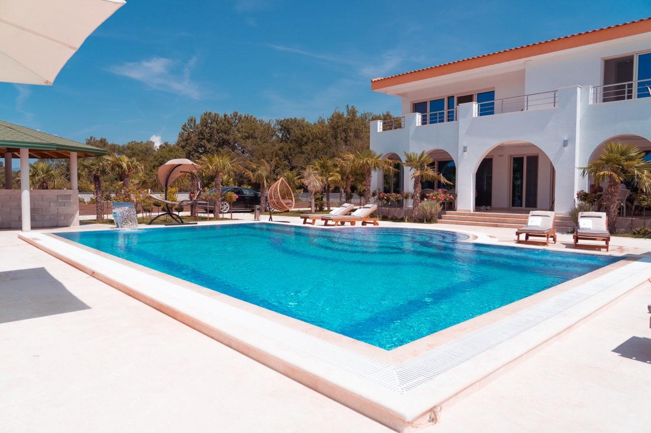 Seaside Villas Luxuri&ouml;se zweist&ouml;ckige Seaside Villa in Ulcinj mit Balkonen, Pool und Palmen in Ulcinjs Ekosphere &ndash; investieren Sie auf immobilien.ekosphere.me von Ekosphere doo.