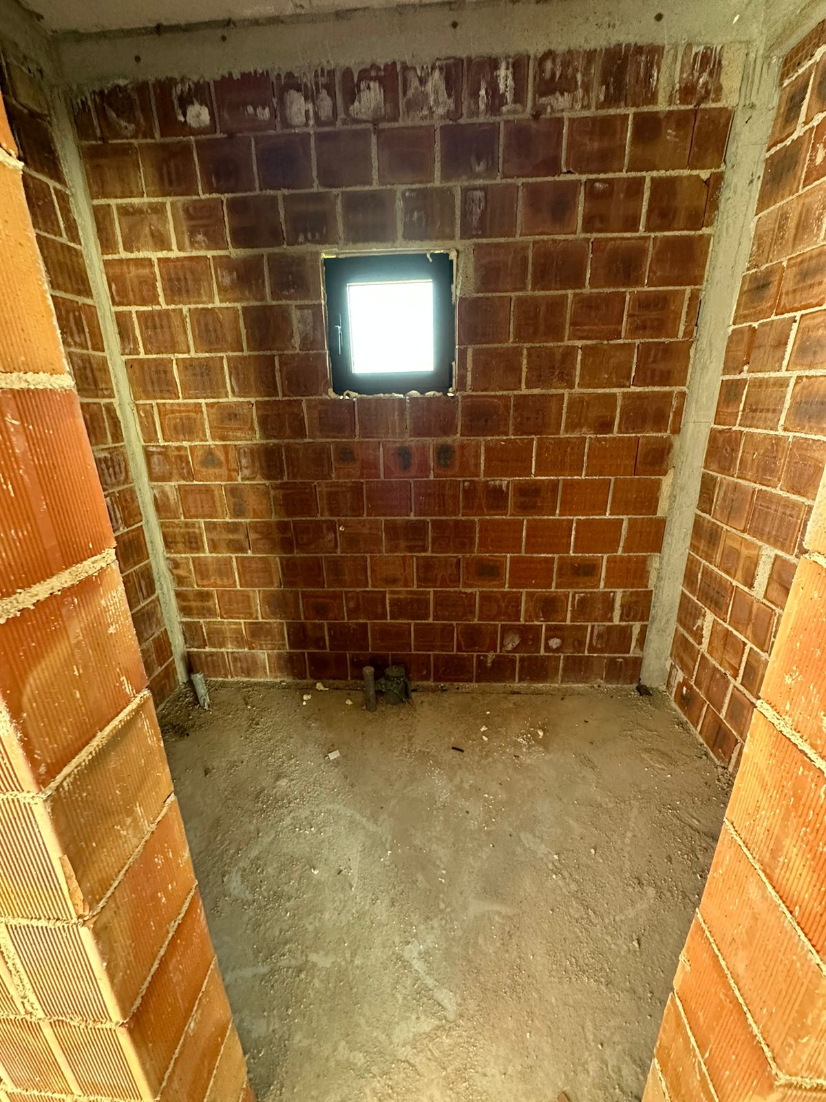 Unfinished room in Ulcinj, Montenegro with brick walls, concrete floor, and potential&mdash;exclusive at immobilien.ekosphere.me by Ekosphere doo.