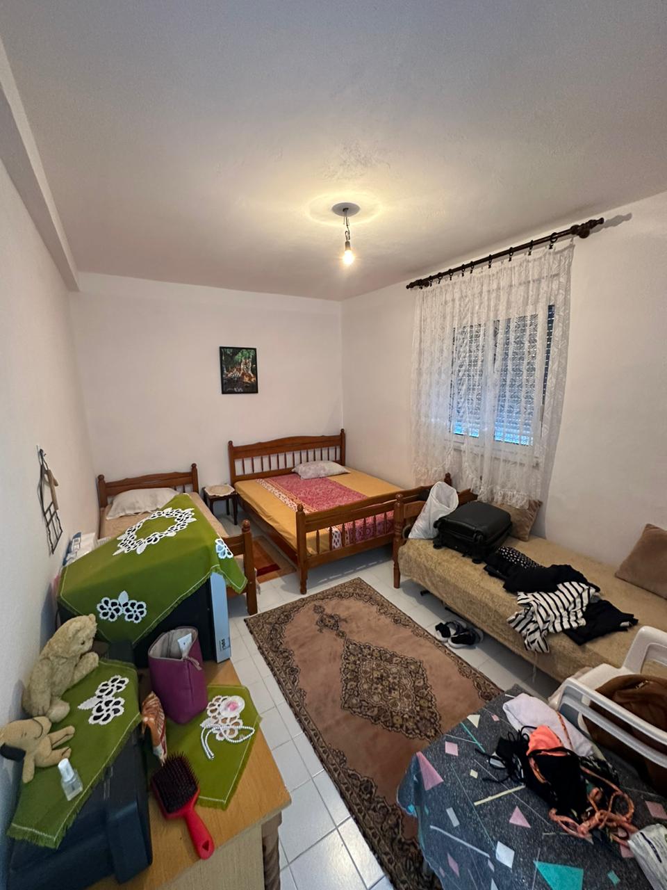 Charming Ulcinj bedroom with 2 single beds, window, rug & storage. Ideal Montenegro real estate. Eksophere doo&mdash;immobilien.ekosphere.me.