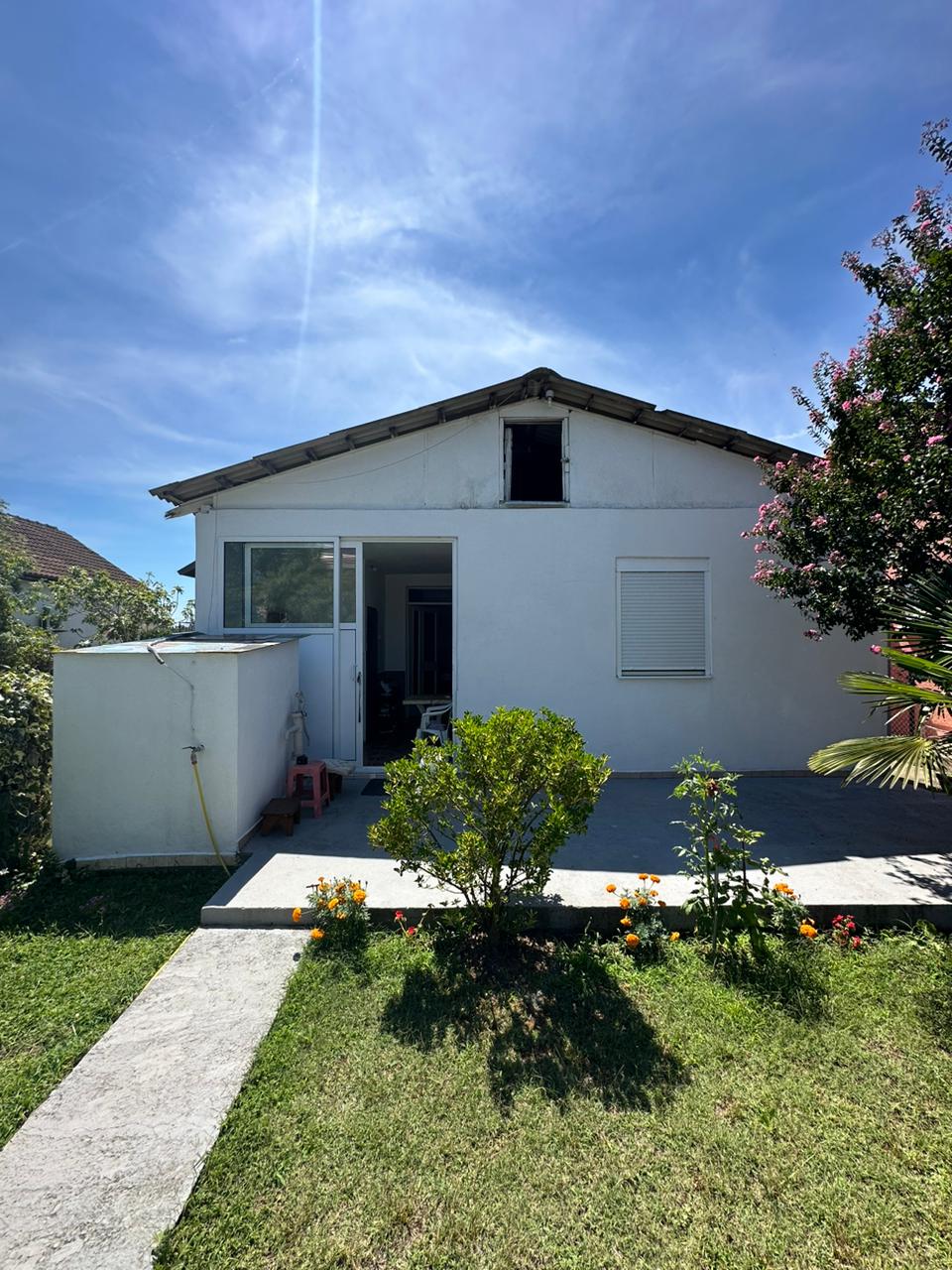 Charming white house in Ulcinj, Montenegro with patio, garden, and lawn&mdash;ideal for investment. Listed by ekosphere doo on immobilien.ekosphere.me.