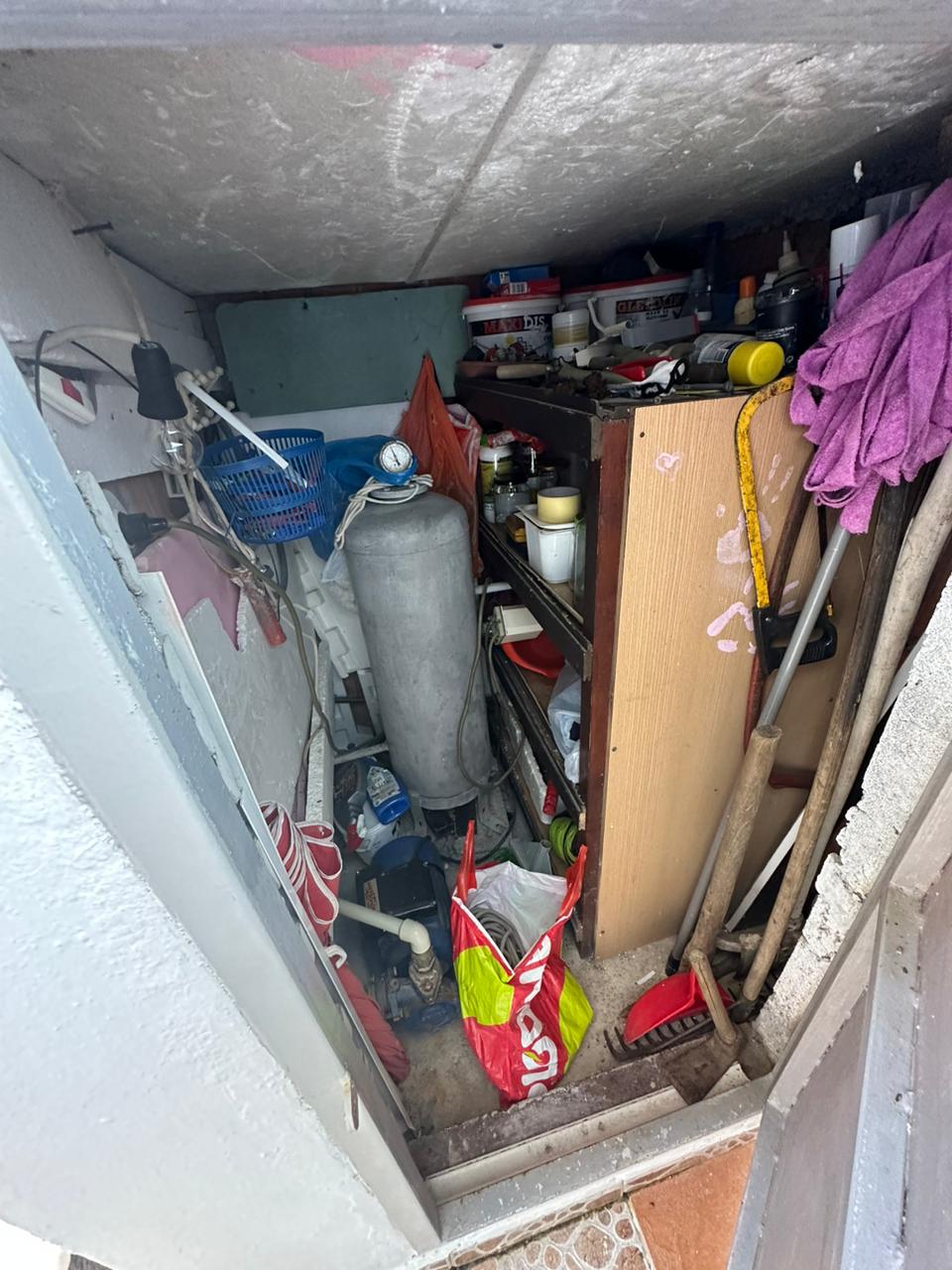 Organized storage room in Ulcinj, Montenegro&mdash;ample shelving, tools, cleaning supplies. Exclusive investment at immobilien.ekosphere.me by ekosphere doo.