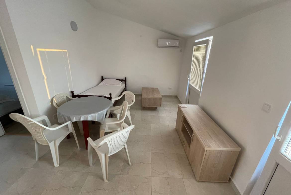 Bright, move-in-ready Ulcinj property: single bed, modern tiled floors, AC, ample seating&mdash;ideal investment via immobilien.ekosphere.me by ekosphere doo.