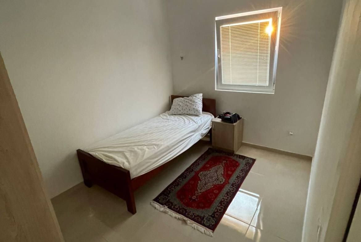 Charming Ulcinj bedroom with natural light, modern accents, ideal Montenegro property investment. Listed on immobilien.ekosphere.me by ekosphere doo.