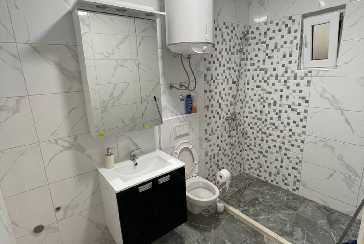 Modern Ulcinj bathroom with marble tile, luxury fixtures, and mosaic shower&mdash;prime real estate by immobilien.ekosphere.me (ekosphere doo).