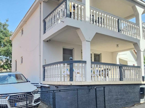 Elegantes wei&szlig;es zweist&ouml;ckiges Haus mit ger&auml;umigem Balkon, hochwertigem Zaun, &uuml;ppigem Gr&uuml;n und Einfahrt - eine erstklassige Immobilieninvestition in Ulcinj &uuml;ber immobilien.ekosphere.me by ekosphere doo.