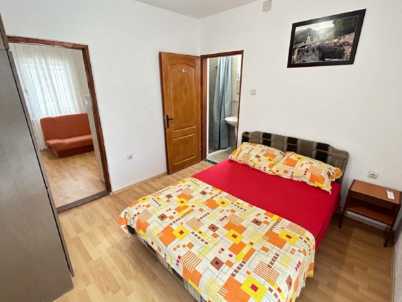 Modernes Schlafzimmer in Ulcinj mit Doppelbett, Kleiderschrank, eigenem Bad und Sofalandschaft - eine ideale Investition in Montenegro bei immobilien.ekosphere.me von Ekosphere doo.