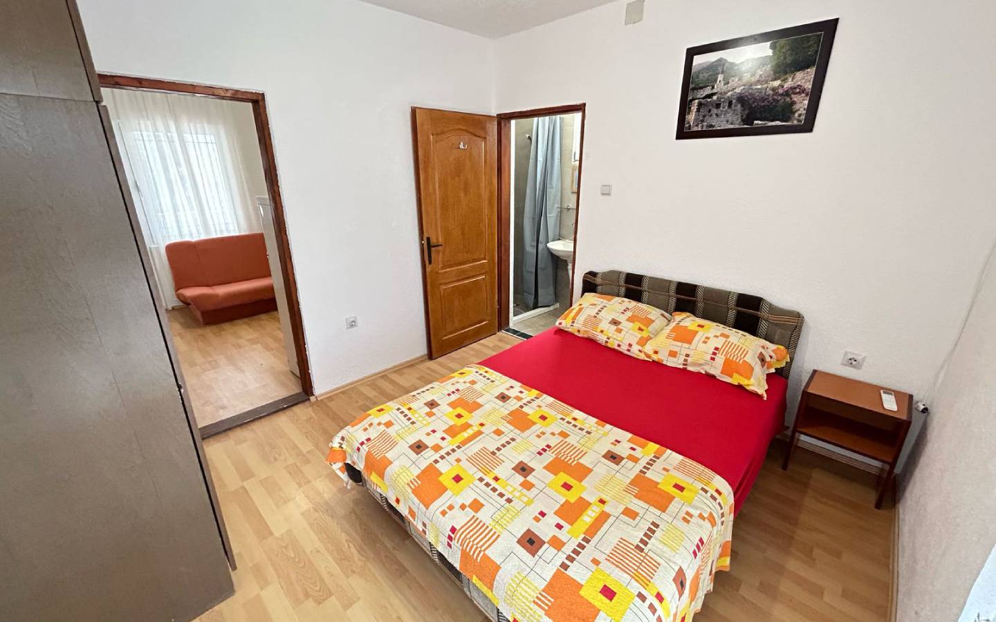 Modernes Schlafzimmer in Ulcinj mit Doppelbett, Kleiderschrank, eigenem Bad und Sofalandschaft - eine ideale Investition in Montenegro bei immobilien.ekosphere.me von Ekosphere doo.