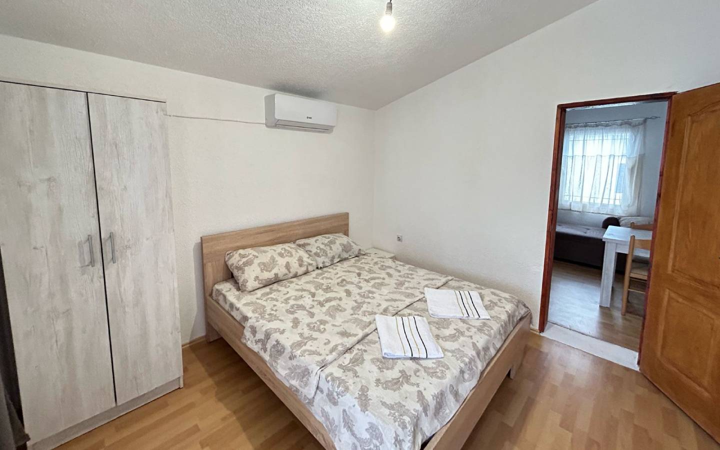 Discover a bright Ulcinj bedroom with double bed, AC, storage & modern comforts&mdash;prime Montenegro real estate by Ekosphere on immobilien.ekosphere.me.