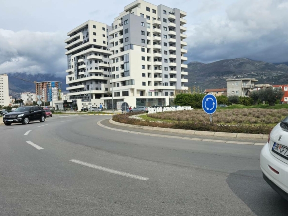 Modern, multi-story apartments in Ulcinj, Montenegro—prime investment properties with mountain views. Listed on immobilien.ekosphere.me by ekosphere doo.