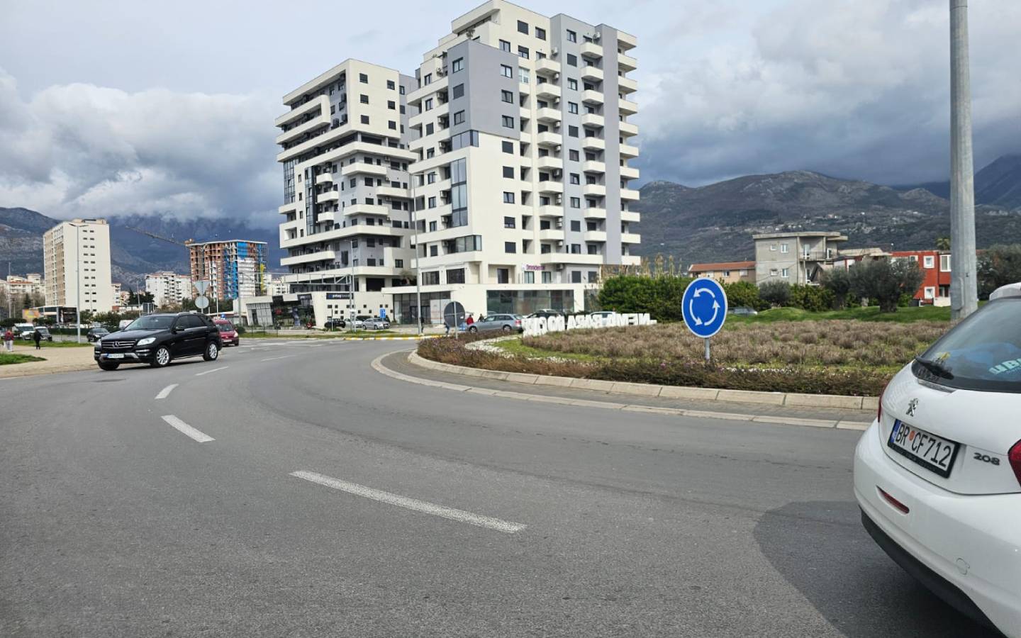 Modern, multi-story apartments in Ulcinj, Montenegro&mdash;prime investment properties with mountain views. Listed on immobilien.ekosphere.me by ekosphere doo.