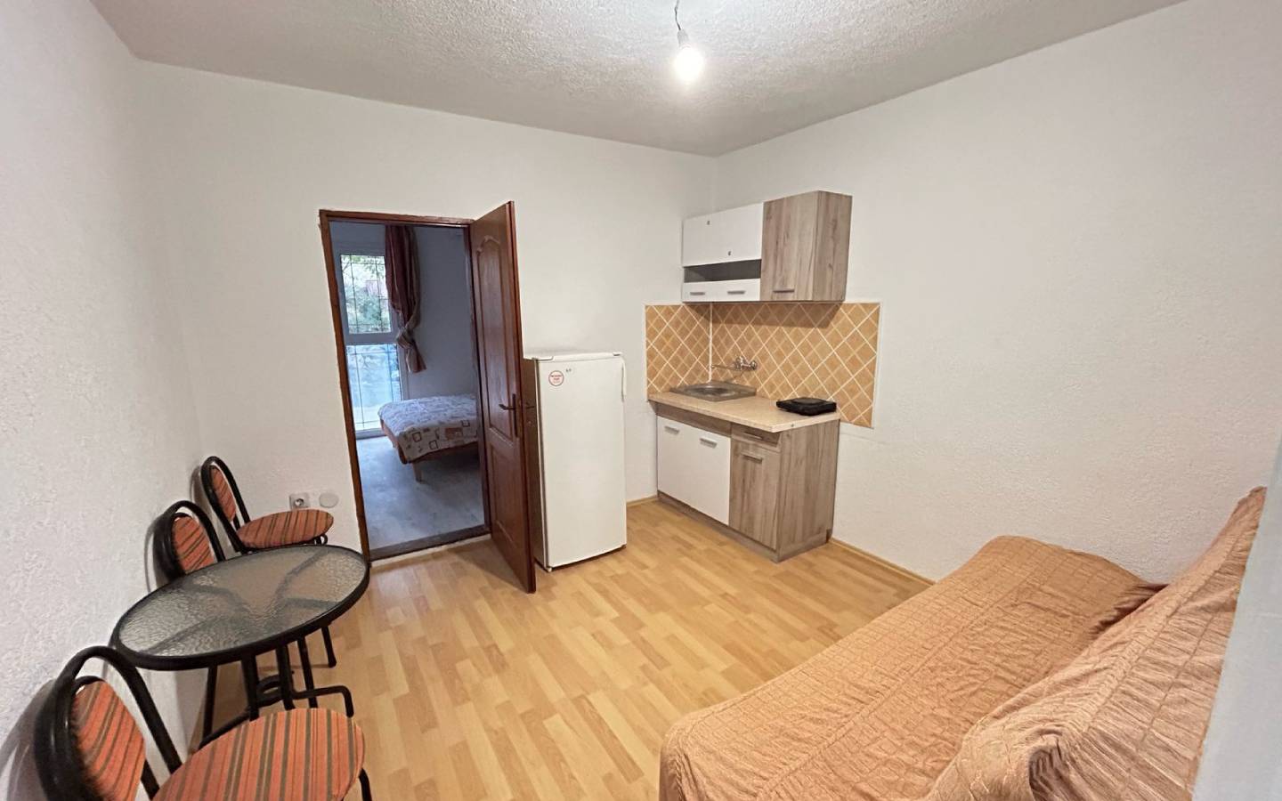 Charming Ulcinj apartment: investment-ready, kitchenette, modern decor, bedroom access. Exclusive at immobilien.ekosphere.me by ekosphere doo.