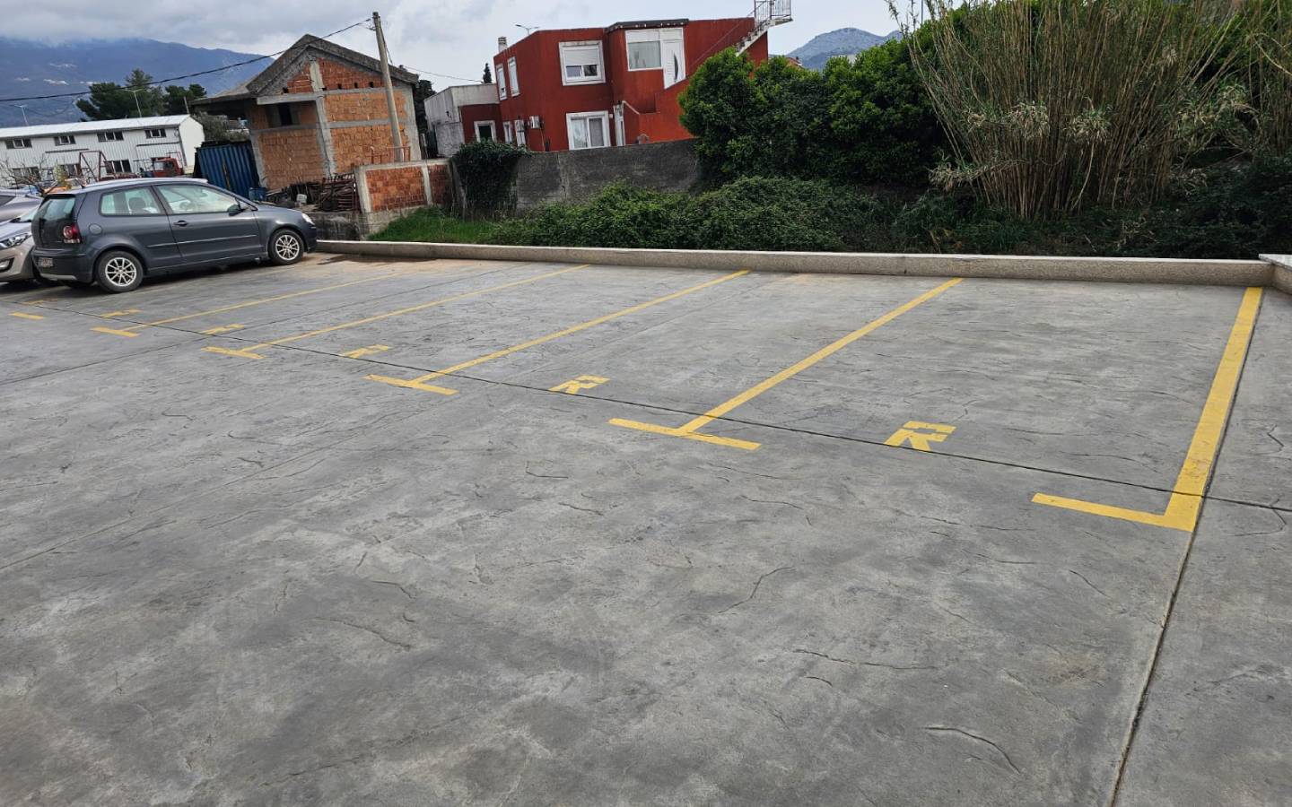 Spacious parking near prime Ulcinj real estate, close to vibrant properties and greenery. Exclusive on immobilien.ekosphere.me by ekosphere doo.
