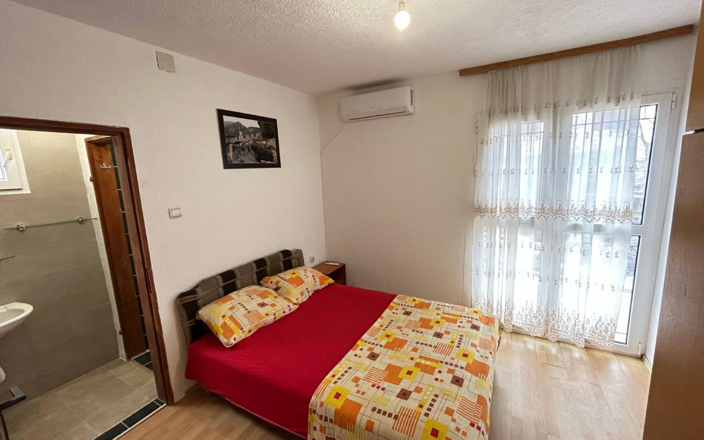 Modern Ulcinj bedroom with ensuite, AC, and vibrant d&eacute;cor&mdash;prime real estate investment via immobilien.ekosphere.me by ekosphere doo.