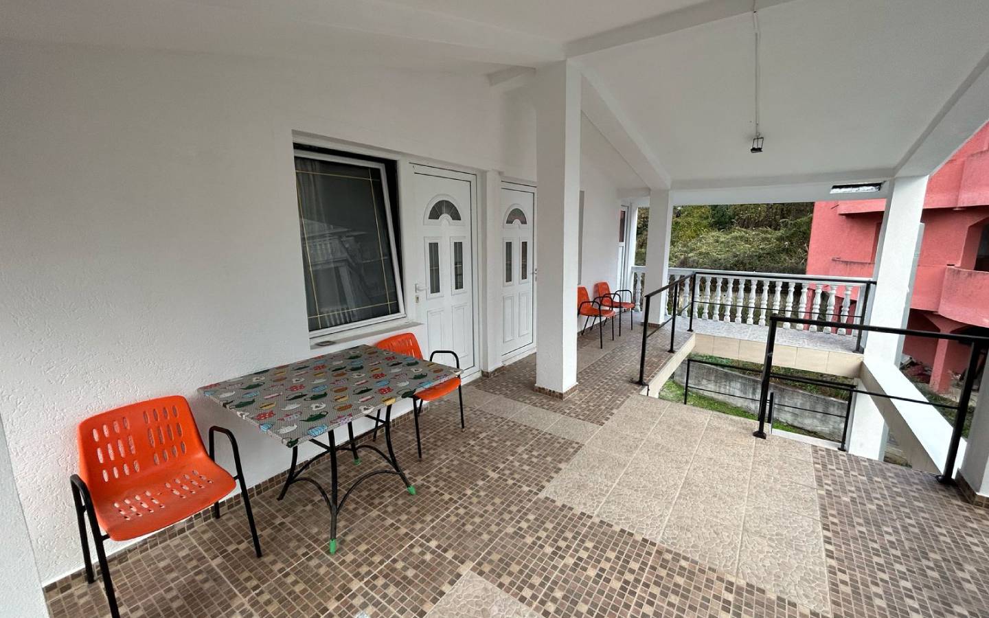 Stylish covered patio in Ulcinj, Montenegro&mdash;tiled floors, modern seating, ideal property investment on immobilien.ekosphere.me by ekosphere doo.