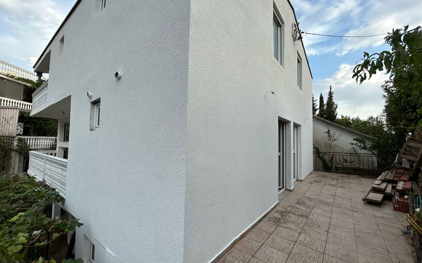 Modern two-story white property with patio in Ulcinj, Montenegro&mdash;ideal investment from immobilien.ekosphere.me by ekosphere doo.