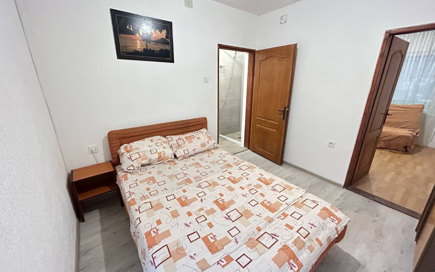 Modern small bedroom in Ekosphere, Ulcinj&mdash;double bed, stylish d&eacute;cor, ensuite access. Top Montenegro property at immobilien.ekosphere.me.