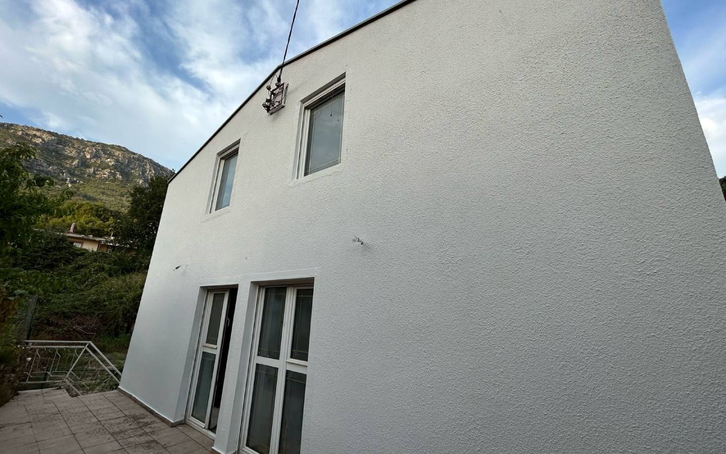 Modern two-story white residence in Ulcinj, Montenegro with mountain views&mdash;ideal investment on immobilien.ekosphere.me by ekosphere doo.