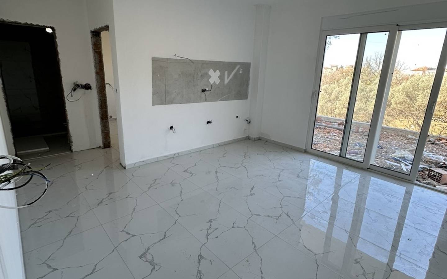 Modern Ulcinj property: bright white walls, marble tiles, glass doors, kitchen-ready space&acirc;exclusive at immobilien.ekosphere.me by Ekosphere doo.