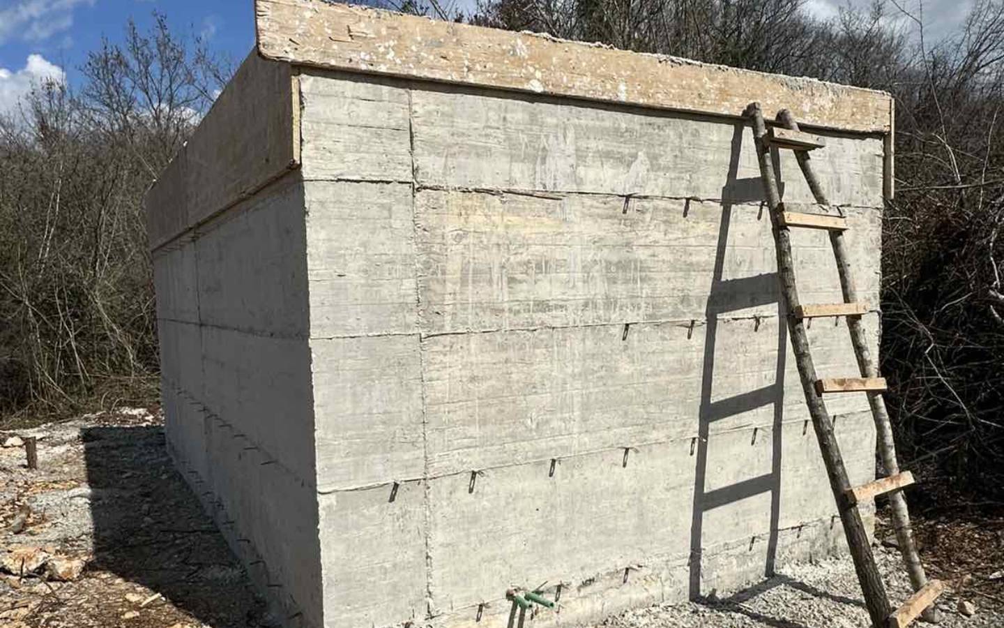 Solid concrete property in Ulcinj, Montenegro&mdash;great investment potential. Surrounded by greenery. Listed on immobilien.ekosphere.me by ekosphere doo.