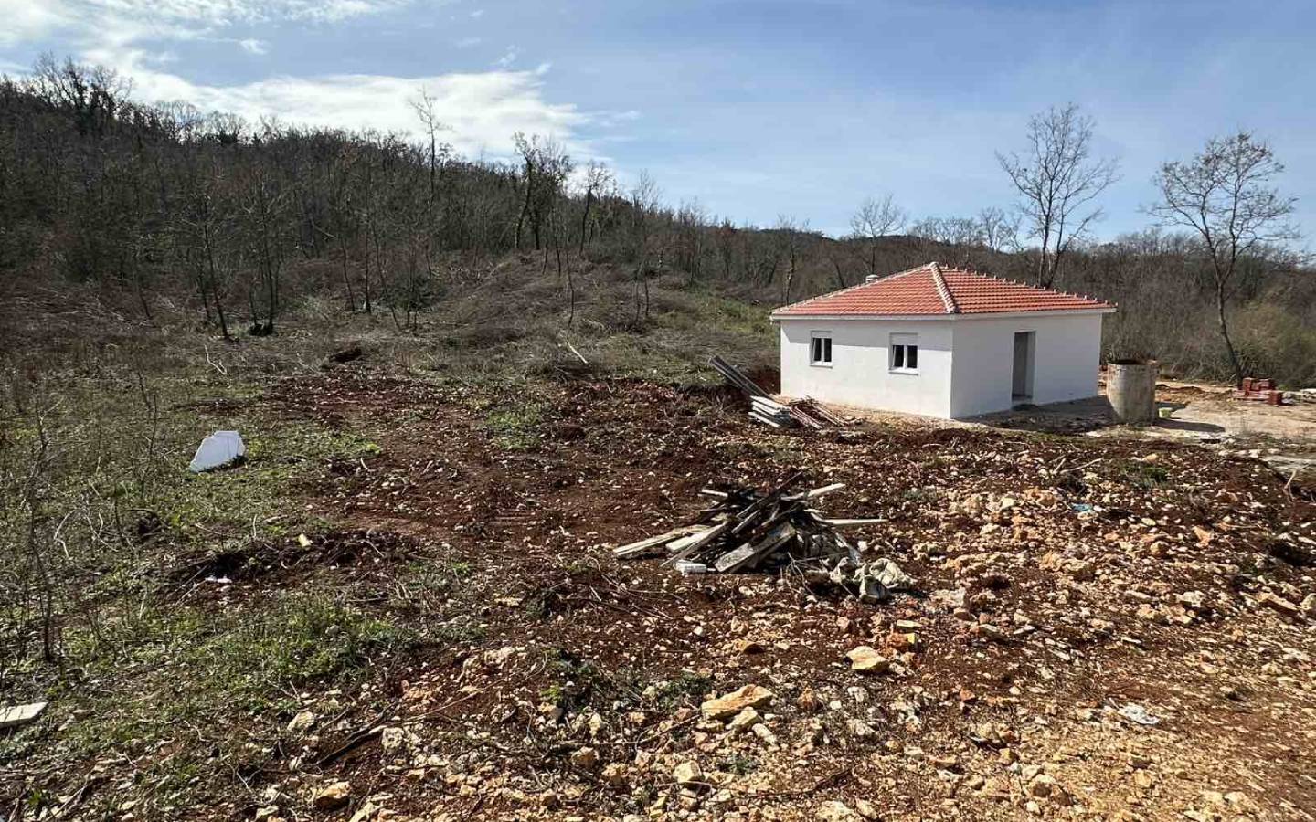 Charming white house with red roof and investment-ready plot in Ulcinj, Montenegro&mdash;exclusive on immobilien.ekosphere.me by ekosphere doo.