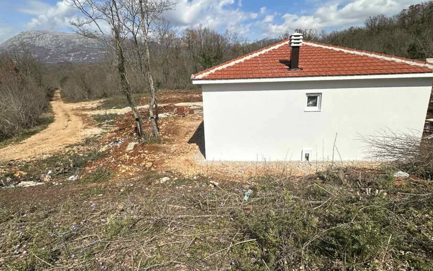 Charming white house with red-tiled roof, mountain views, and spacious land in Ulcinj&mdash;exclusive on immobilien.ekosphere.me by ekosphere doo.