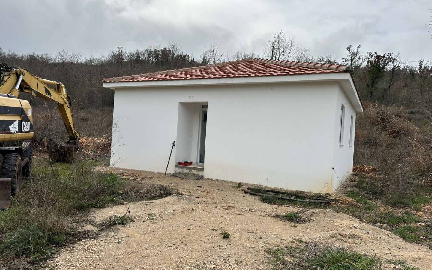 Charming white house with red-tiled roof on prime Ulcinj land, ideal for investment. Listed by immobilien.ekosphere.me, an ekosphere doo project.