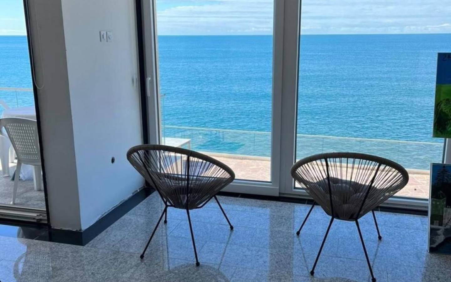 Stunning Ulcinj apartment: panoramic ocean views, elegant wicker seating, tiled floors&mdash;exclusive listing from ekosphere doo at immobilien.ekosphere.me.