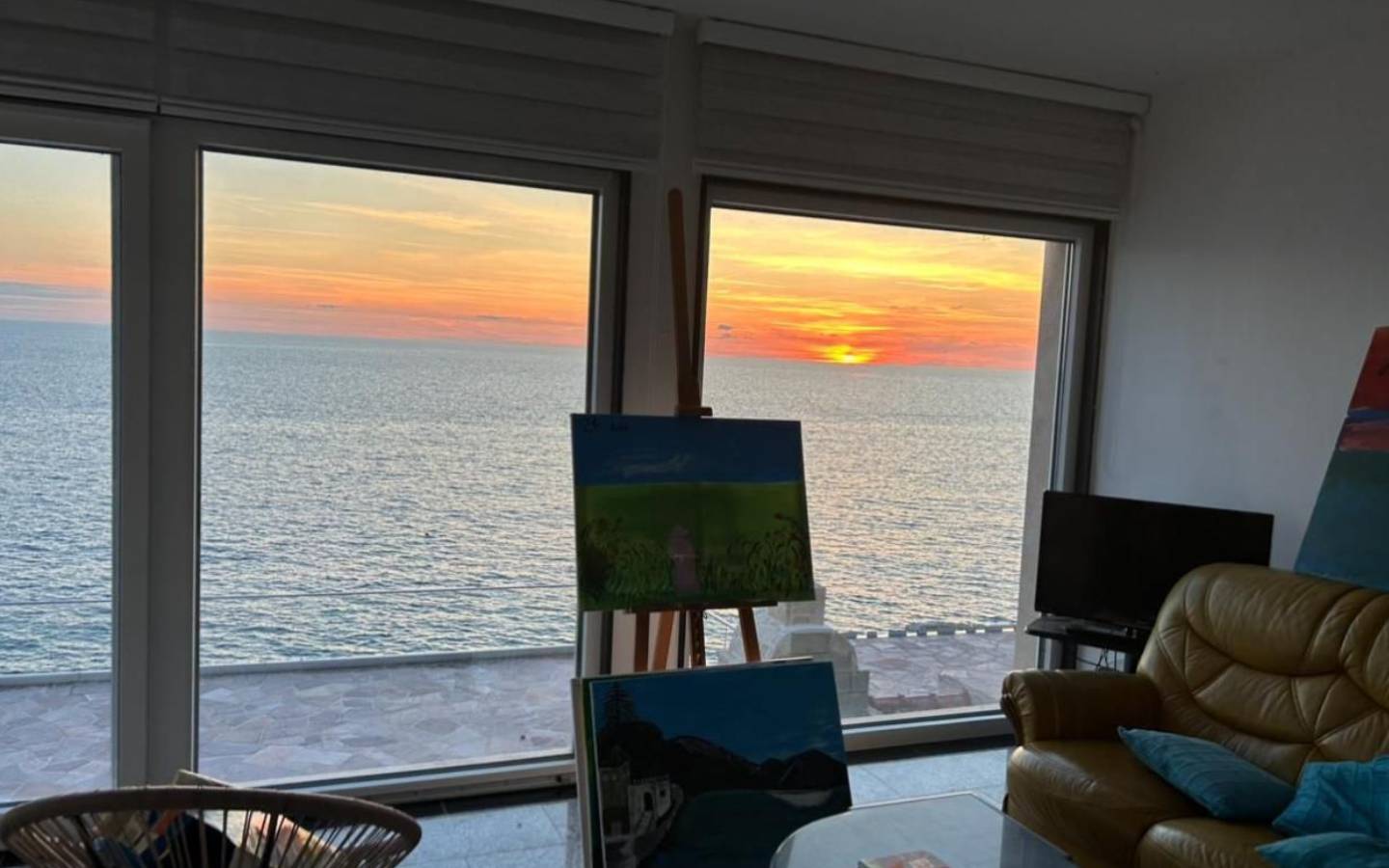 Stunning Ulcinj sea-view living room with sunset vistas, bright windows, art accents. Exclusive Ekosphere DOO listing on immobilien.ekosphere.me.