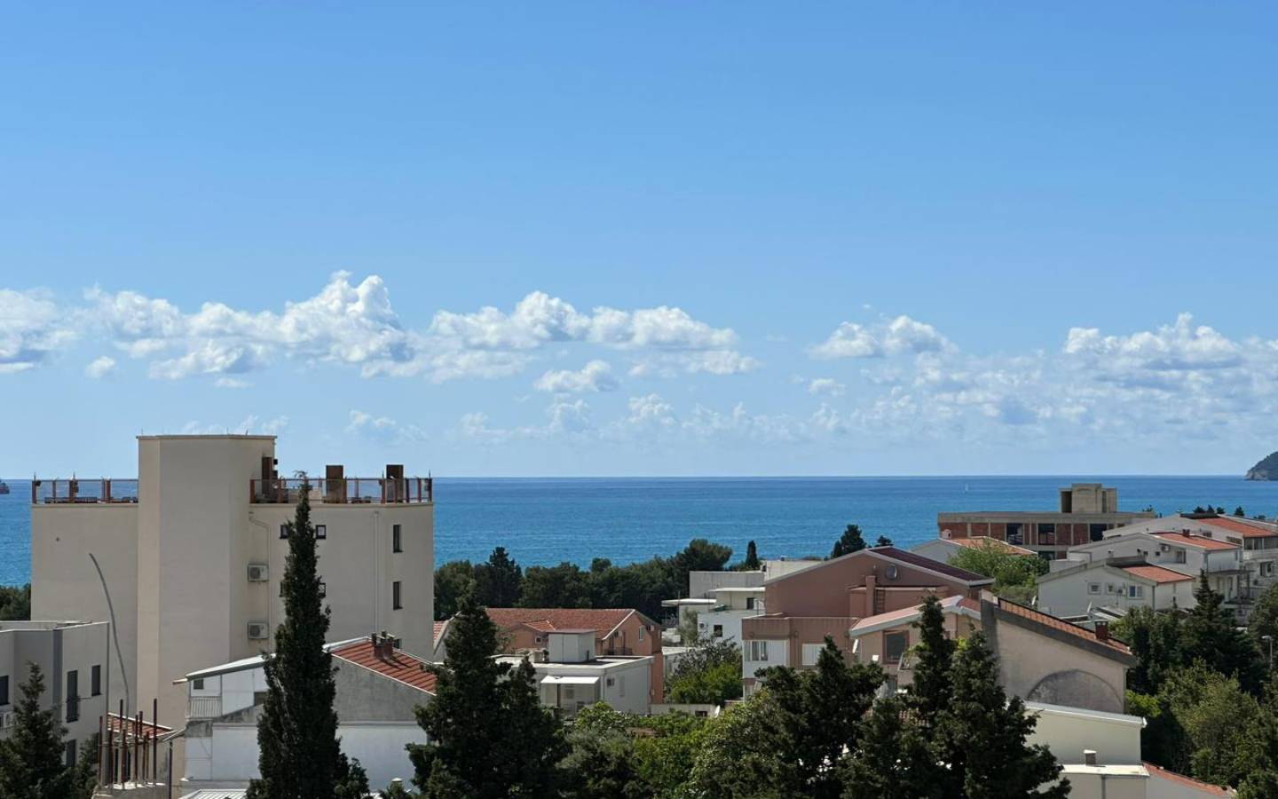 Premium Ulcinj real estate with red-tiled roofs, sea views, lush trees&mdash;exclusive on immobilien.ekosphere.me by Ekosphere doo.