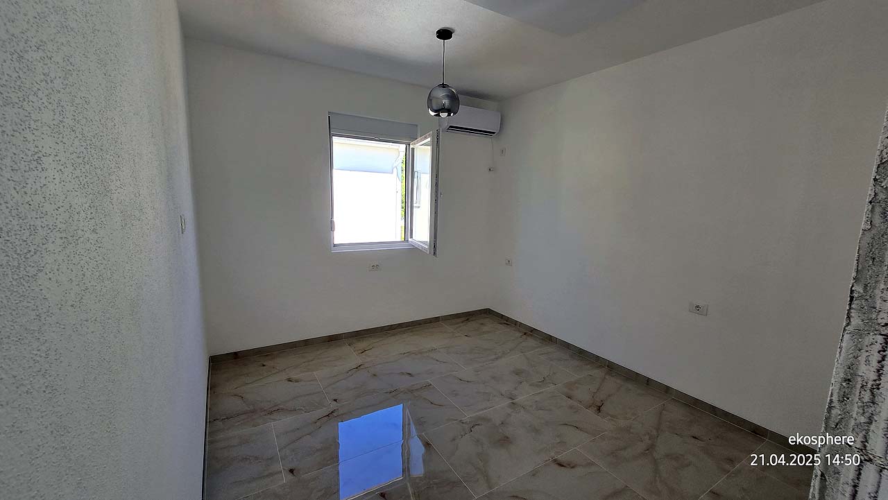 Bright, modern room in Ulcinj with tiled floors, AC, and large window&mdash;ideal property investment via immobilien.ekosphere.me by ekosphere doo.