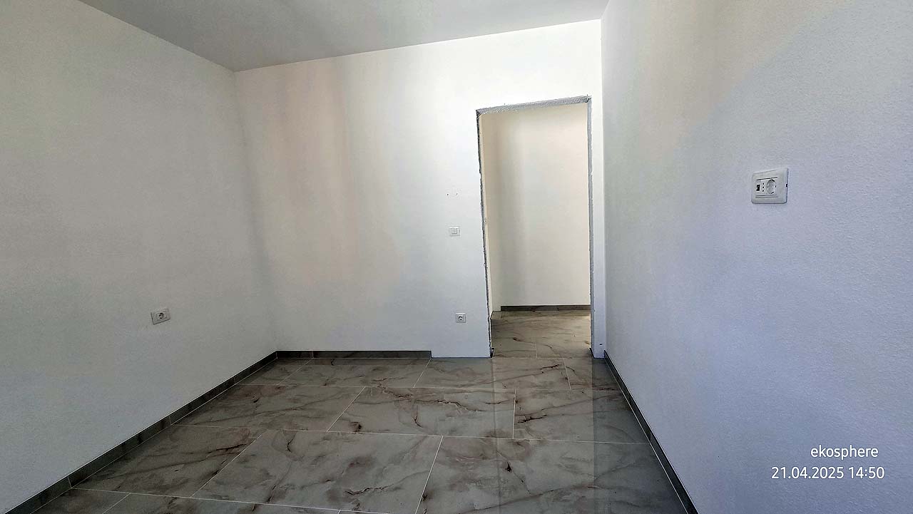 Spacious, bright room with white walls and marble floors&mdash;prime Ulcinj real estate on immobilien.ekosphere.me by ekosphere doo.