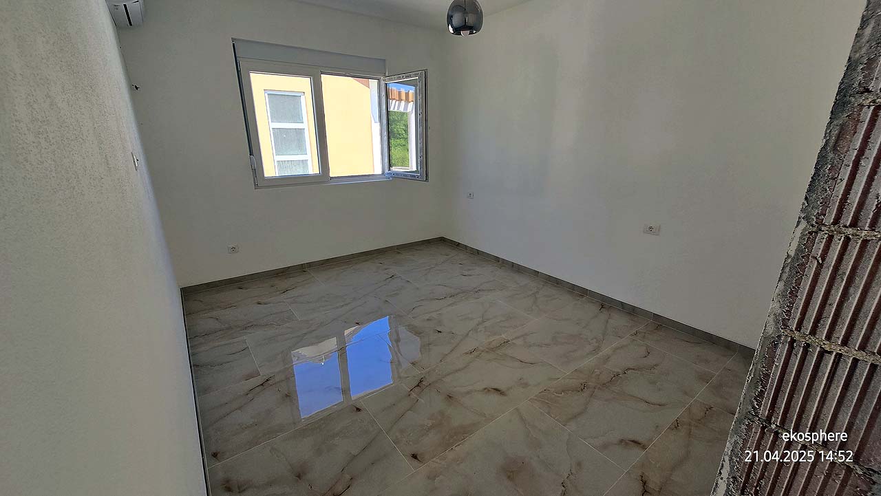 Bright, modern Ulcinj apartment with glossy marble tiles, white walls, city views&mdash;exclusive on immobilien.ekosphere.me by Ekosphere Doo.