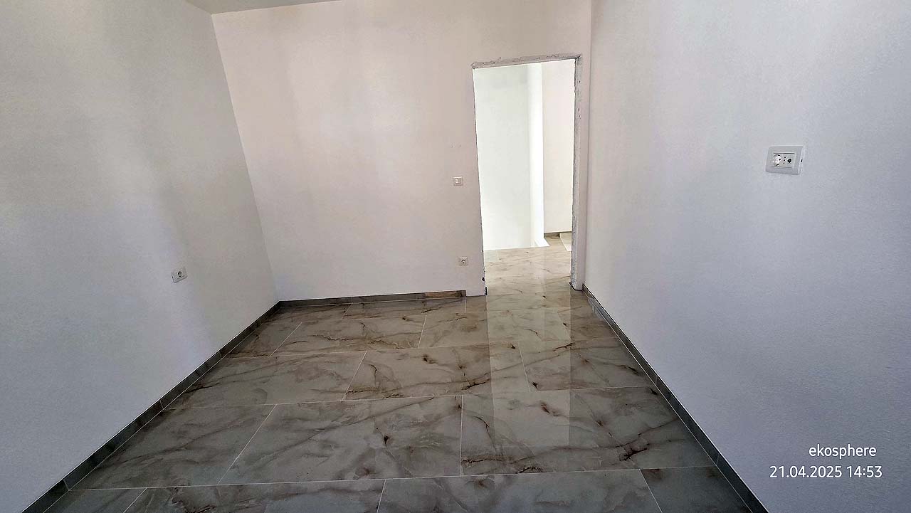 Spacious, sunlit room with marble tile floors and off-white walls&mdash;an ideal Ulcinj, Montenegro investment. Listed on immobilien.ekosphere.me by ekosphere doo.