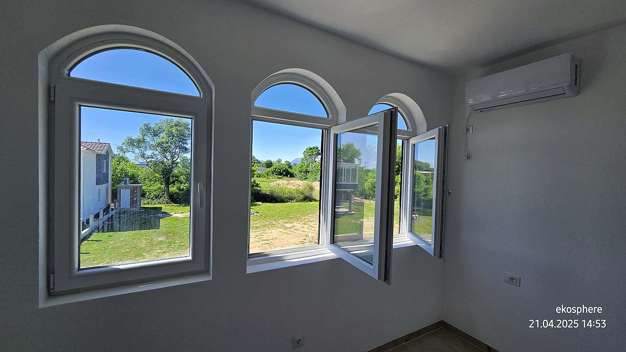 Bright Ulcinj room with 3 arched windows, AC, and garden view&mdash;prime investment on immobilien.ekosphere.me by Ekosphere doo.