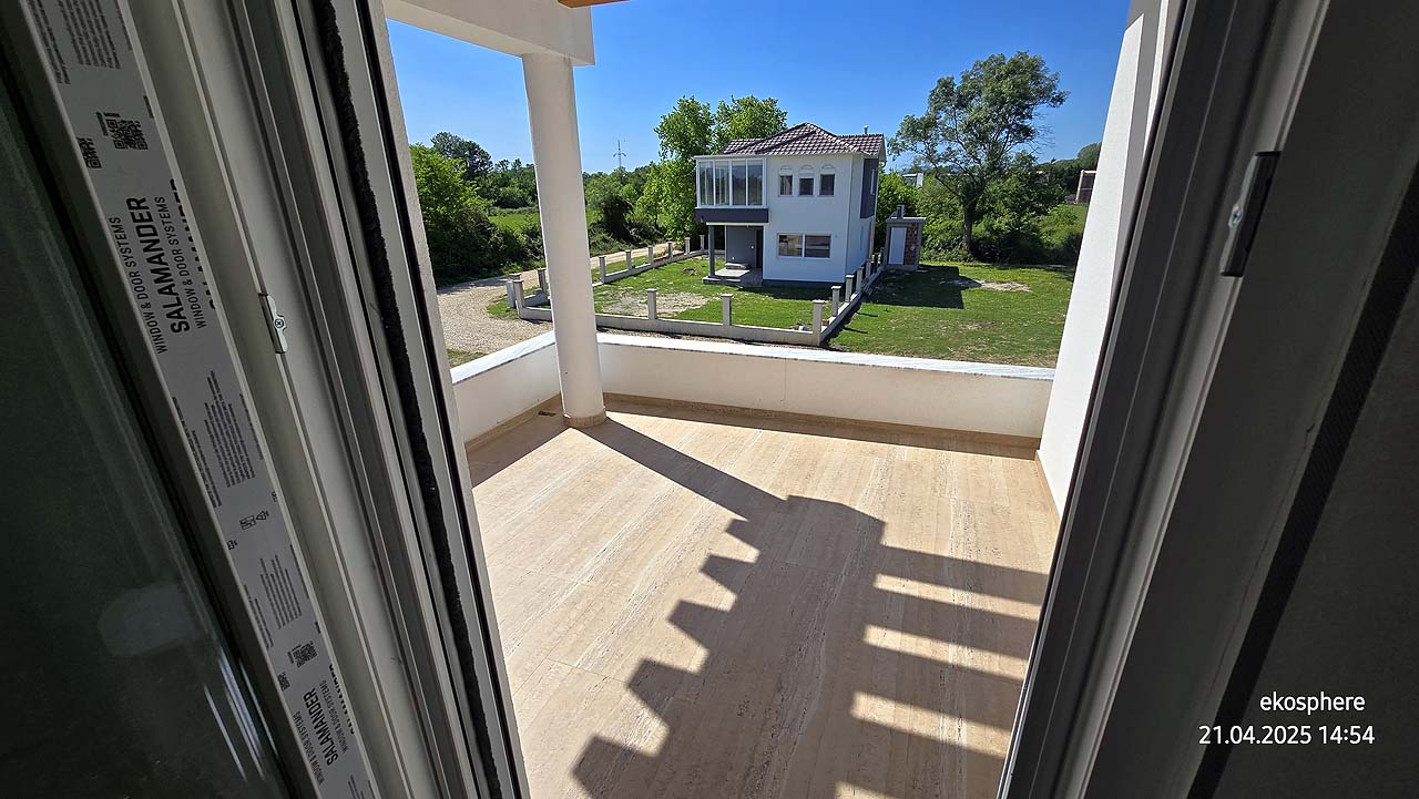 Spacious balcony with light flooring, green yard, and 2-story house in Ulcinj. Prime investment via immobilien.ekosphere.me/Ekosphere doo.