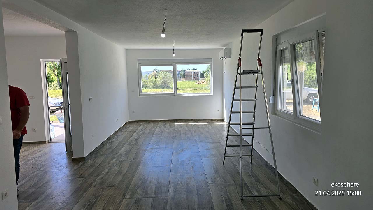 Bright, spacious room in Ulcinj with tiled floors and large windows&mdash;ideal Montenegro investment via immobilien.ekosphere.me by Ekosphere.