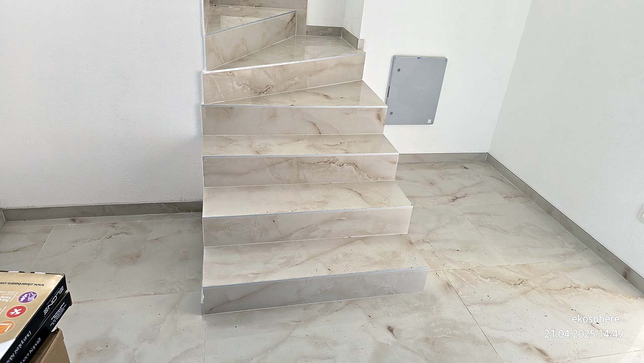 Elegant marble staircase with six steps in Ulcinj, Montenegro&mdash;ideal property investment on immobilien.ekosphere.me by ekosphere doo.