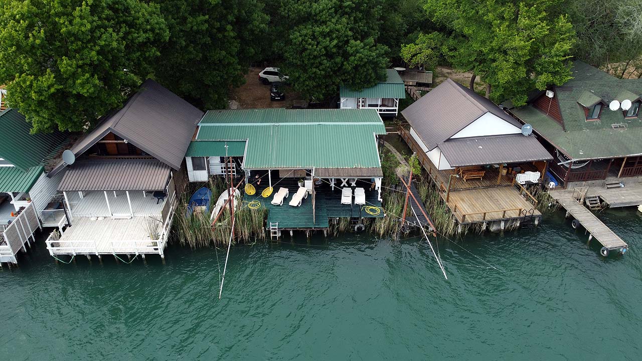 Exclusive waterfront cabins in Ulcinj, Montenegro with private decks, lush views&mdash;prime investment on immobilien.ekosphere.me by Ekosphere DOO.