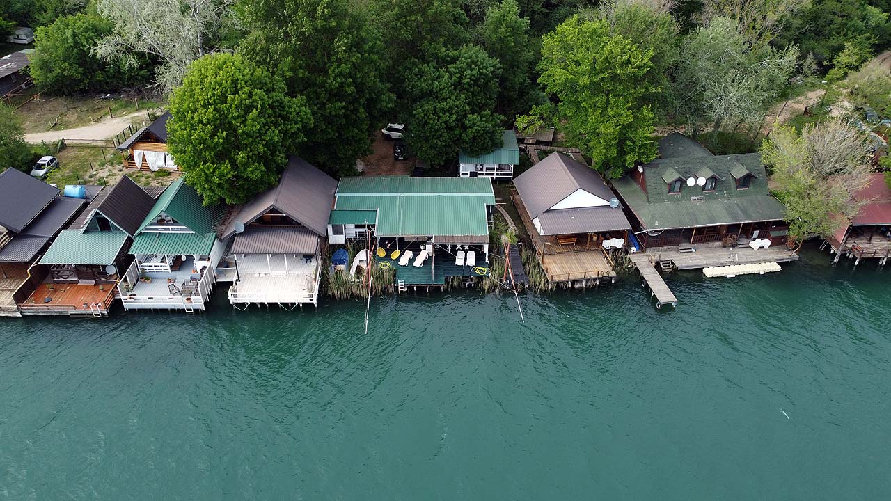 Prime Ulcinj real estate: waterfront homes, private docks, lush greenery. Invest via immobilien.ekosphere.me by Ekosphere DOO.