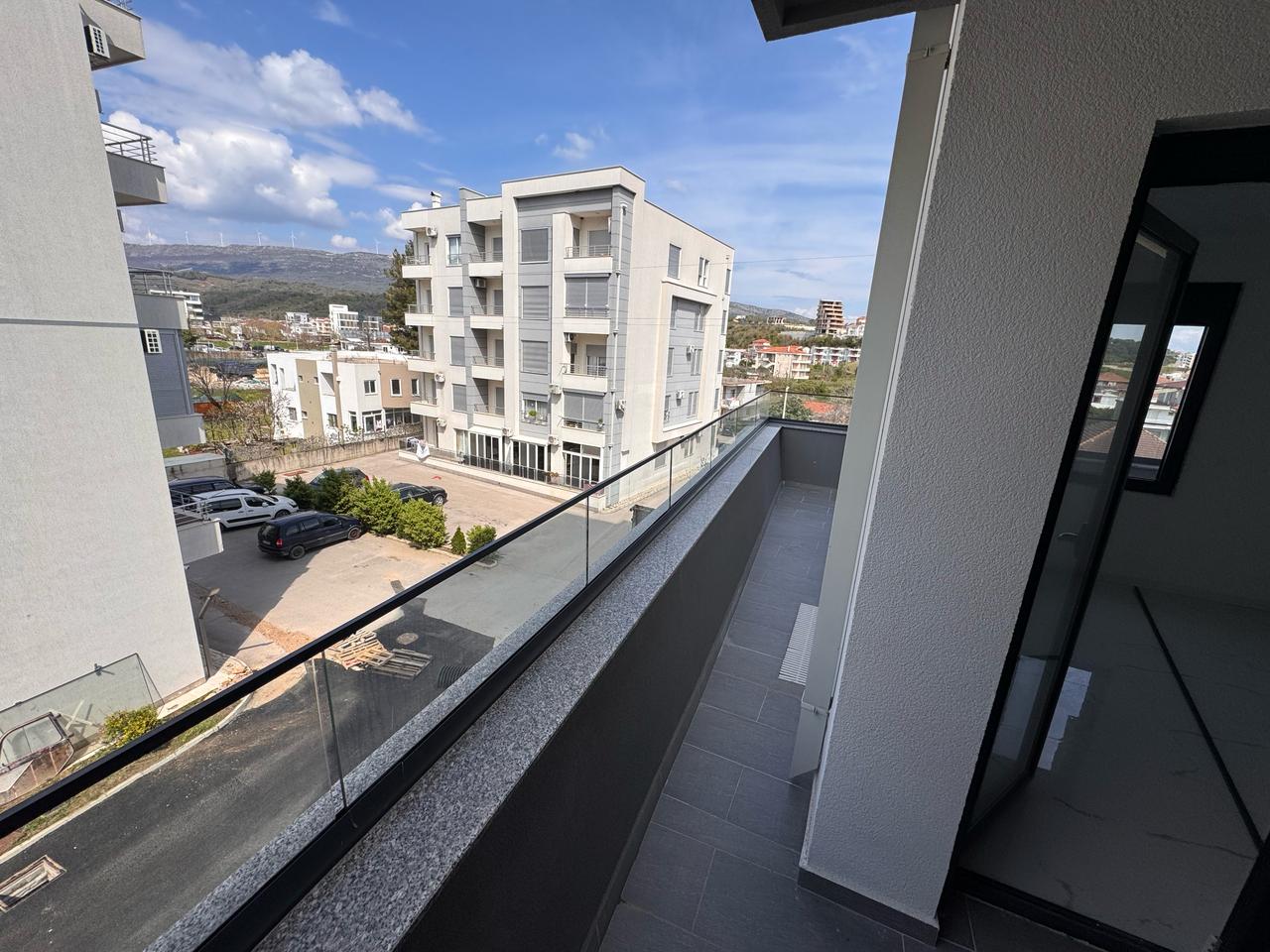 Moderner Glasbalkon mit Blick auf Ulcinj-Immobilien, die H&uuml;gel und das Stadtleben. Exklusive Angebote f&uuml;r Montenegro von ekosphere doo project. 