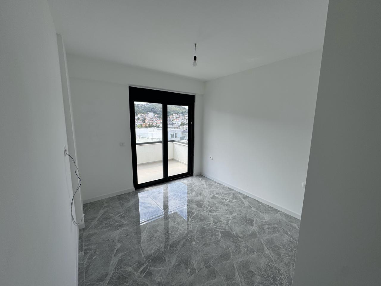 Modern Ulcinj apartment with city-view balcony, marble floors, and eco-friendly features&mdash;exclusively on immobilien.ekosphere.me by Ekosphere doo.
