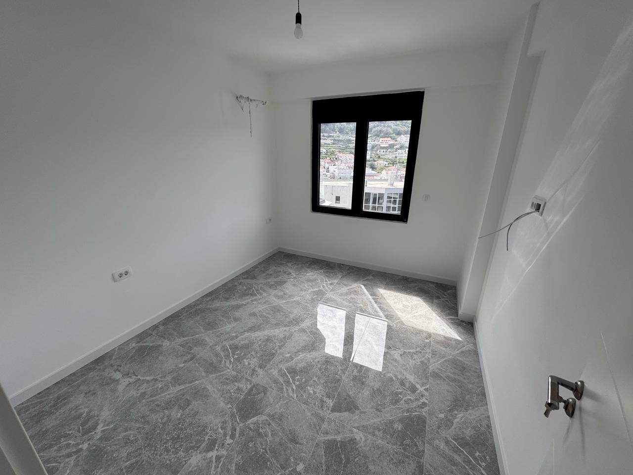 Spacious unfurnished room with city view in Ulcinj; top real estate investment on immobilien.ekosphere.me by Ekosphere doo.